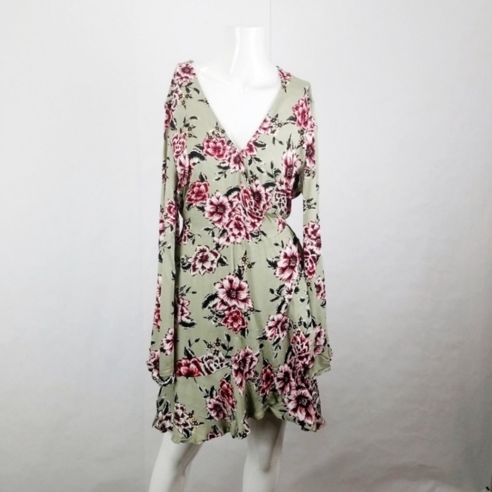 Minkpink Femme Flora Wrap dress in sage green - Picture 2 of 9